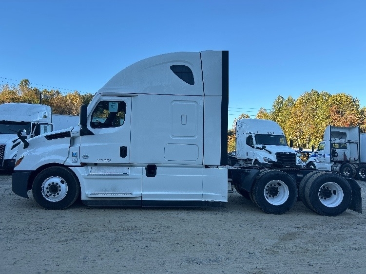 Used 2021 Freightliner Cascadia - photo 6