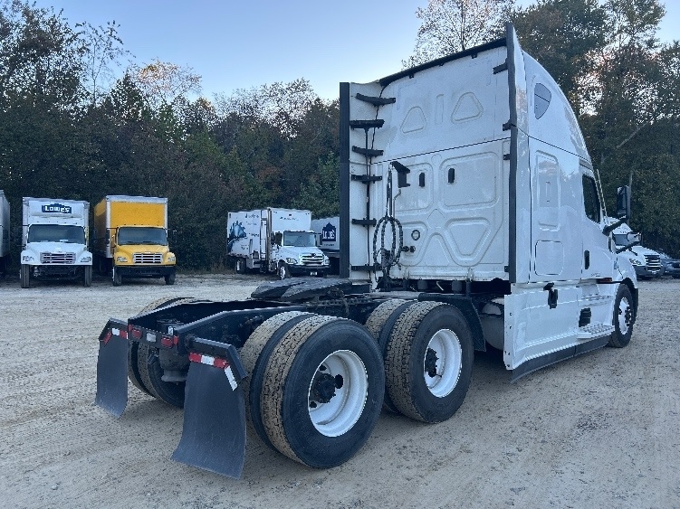 Used 2021 Freightliner Cascadia - photo 9