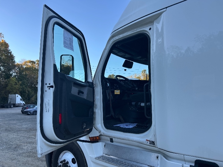 Used 2021 Freightliner Cascadia - photo 11