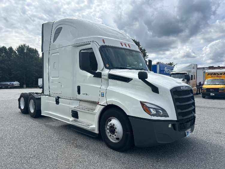 Used 2021 Freightliner Cascadia - photo 1