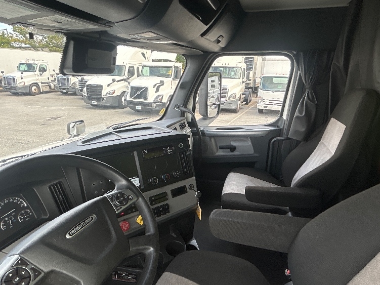 Used 2021 Freightliner Cascadia - photo 12