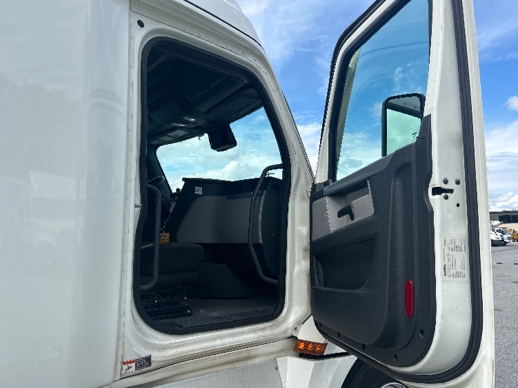 Used 2021 Freightliner Cascadia - photo 15