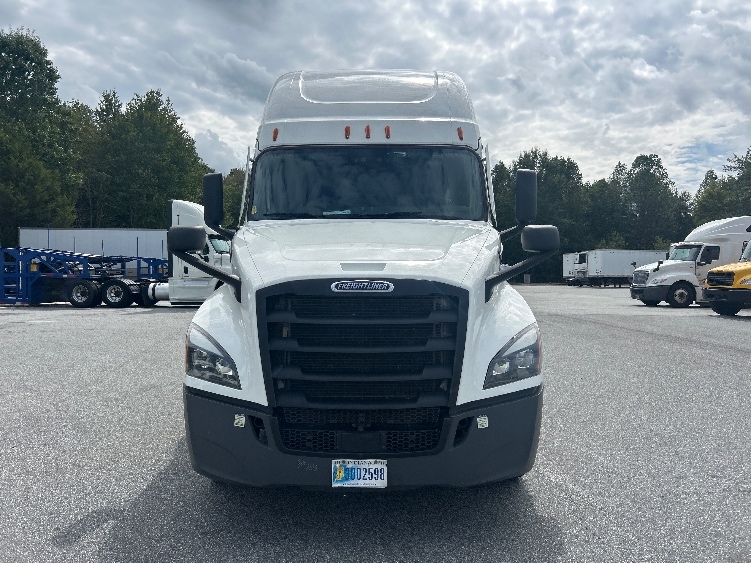 Used 2021 Freightliner Cascadia - photo 2