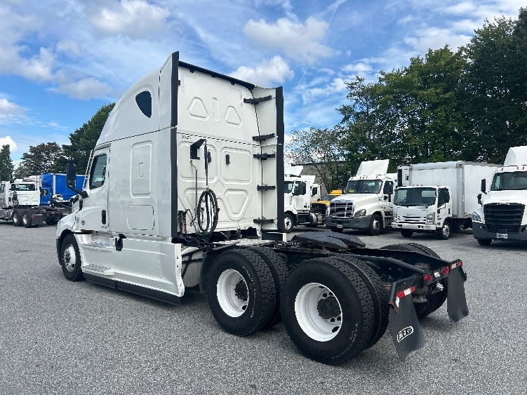 Used 2021 Freightliner Cascadia - photo 7