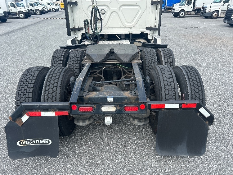 Used 2021 Freightliner Cascadia - photo 8