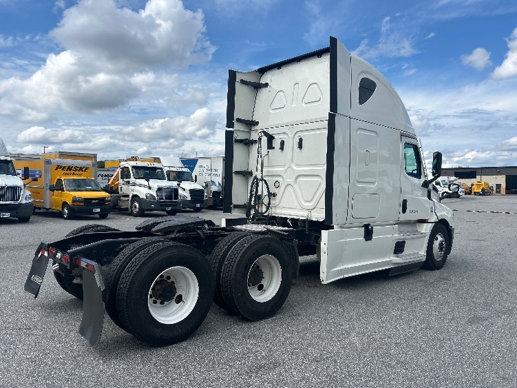Used 2021 Freightliner Cascadia - photo 9