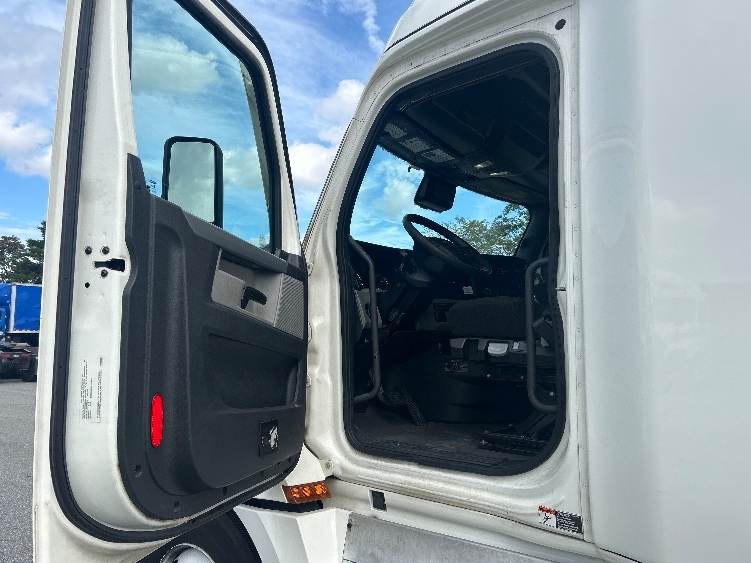 Used 2021 Freightliner Cascadia - photo 11
