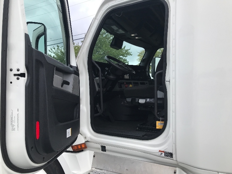 Used 2021 Freightliner Cascadia - photo 11