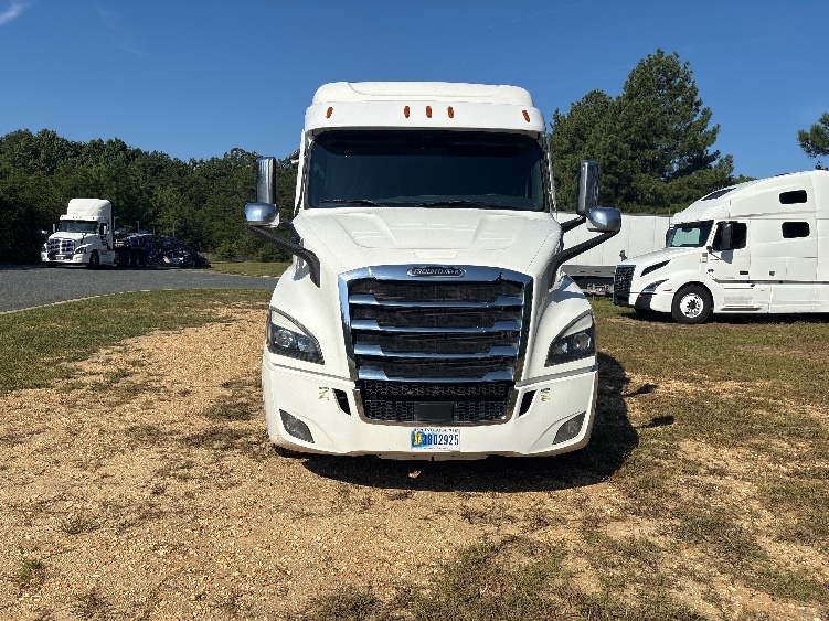 Used 2021 Freightliner Cascadia - photo 2