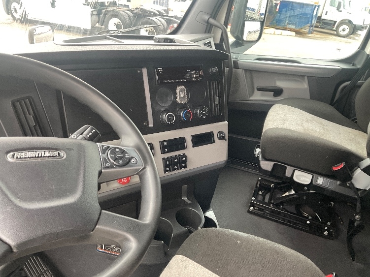 Used 2021 Freightliner Cascadia - photo 12