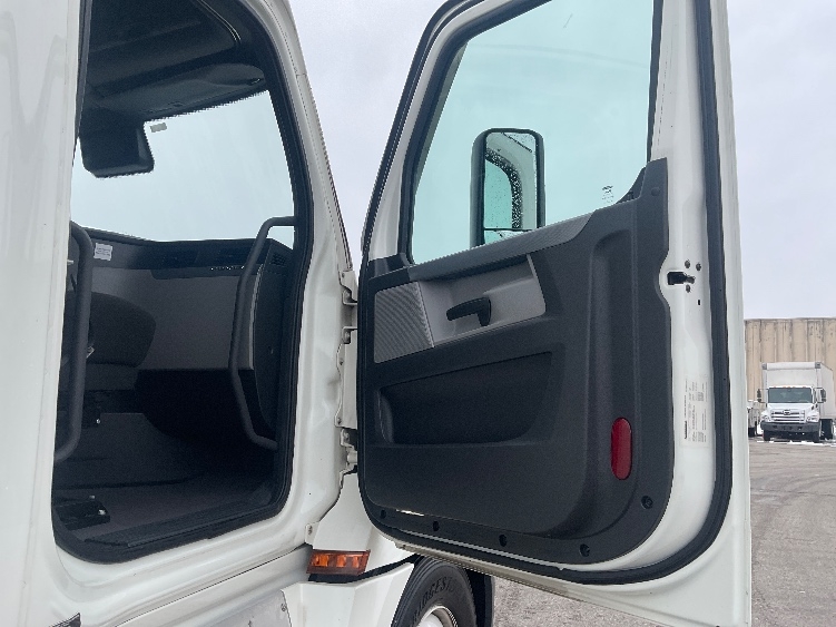 Used 2021 Freightliner Cascadia - photo 15