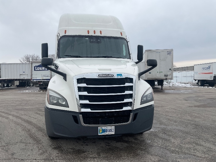 Used 2021 Freightliner Cascadia - photo 2