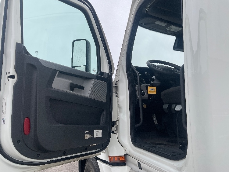 Used 2021 Freightliner Cascadia - photo 11
