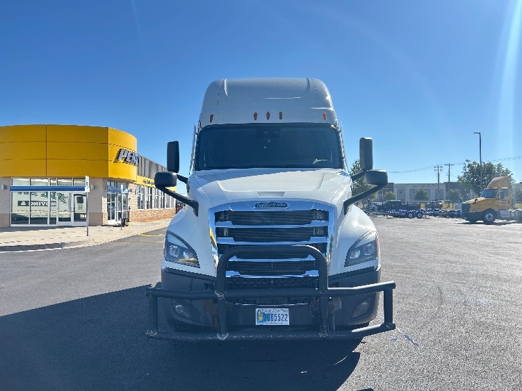 Used 2021 Freightliner Cascadia - photo 2