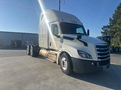 Used 2020 Freightliner Cascadia Detroit DD15AT Semi Truck with Sleeper Cab for sale #348589 - photo 1