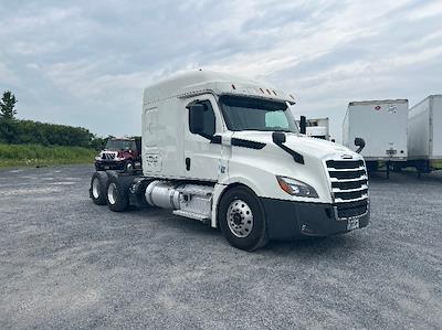 Used 2020 Freightliner Cascadia Detroit DD15AT Semi Truck with Sleeper Cab for sale #348848 - photo 1