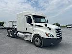 Used 2020 Freightliner Cascadia Detroit DD15AT Semi Truck with Sleeper Cab for sale #348849 - photo 1