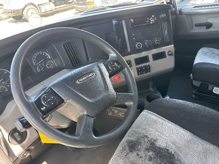 Used 2020 Freightliner Cascadia - photo 12