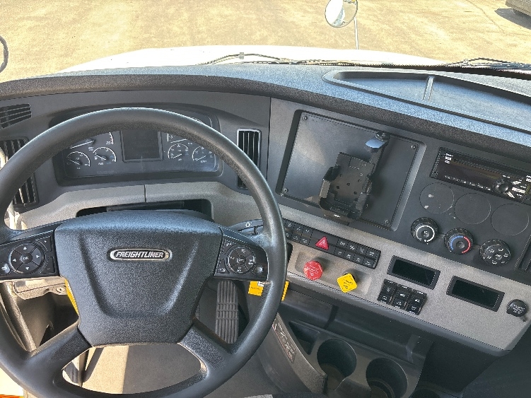 Used 2020 Freightliner Cascadia - photo 13