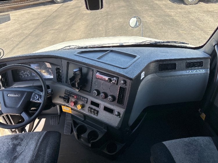Used 2020 Freightliner Cascadia - photo 14