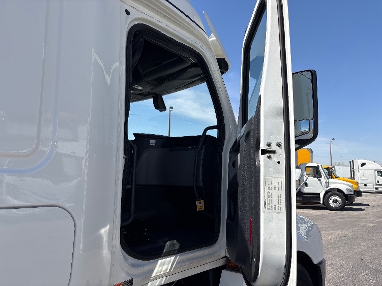 Used 2020 Freightliner Cascadia - photo 15