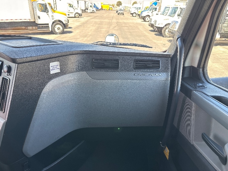 Used 2020 Freightliner Cascadia - photo 16