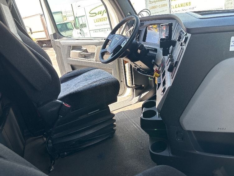 Used 2020 Freightliner Cascadia - photo 17