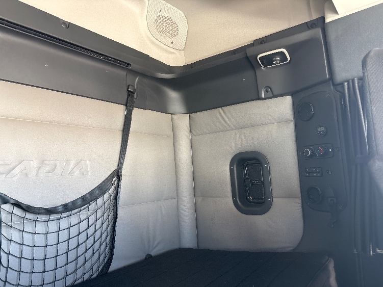 Used 2020 Freightliner Cascadia - photo 20