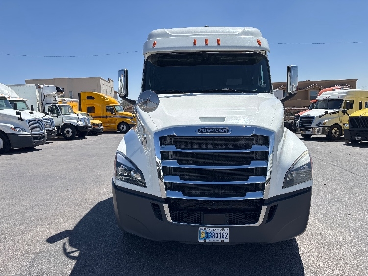 Used 2020 Freightliner Cascadia - photo 2