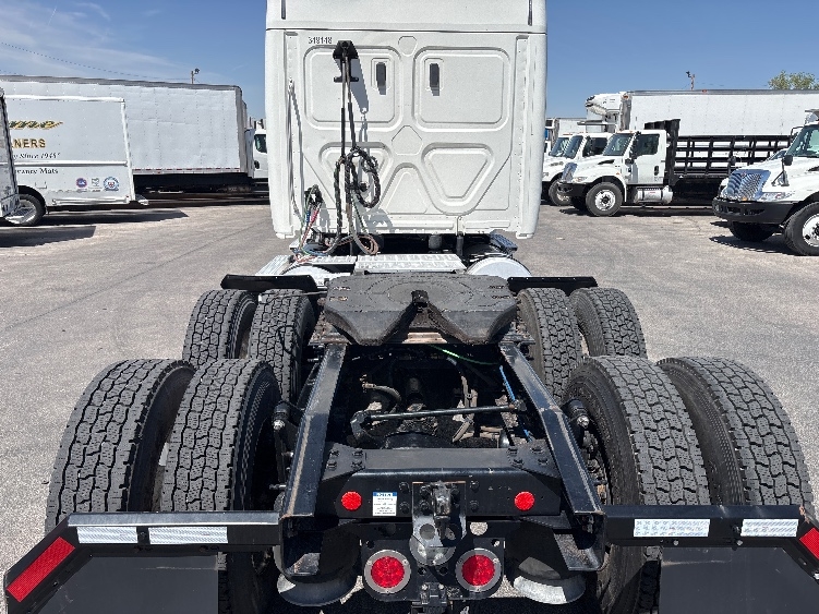Used 2020 Freightliner Cascadia - photo 8