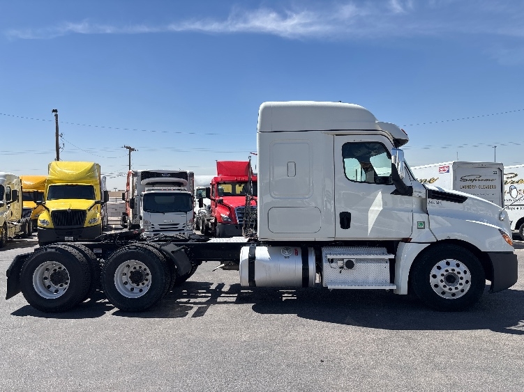 Used 2020 Freightliner Cascadia - photo 10