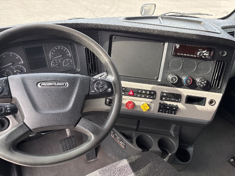 Used 2021 Freightliner Cascadia - photo 13