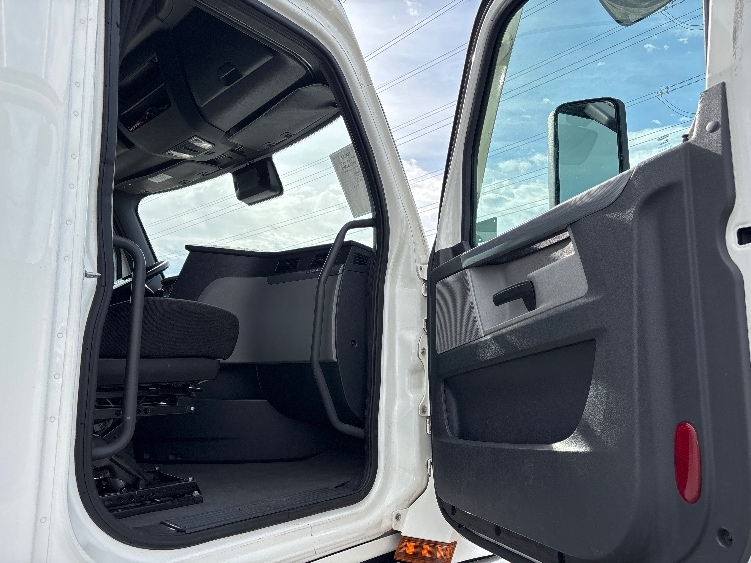 Used 2021 Freightliner Cascadia - photo 15