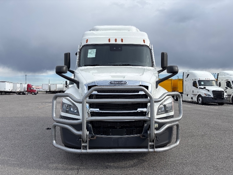 Used 2021 Freightliner Cascadia - photo 2