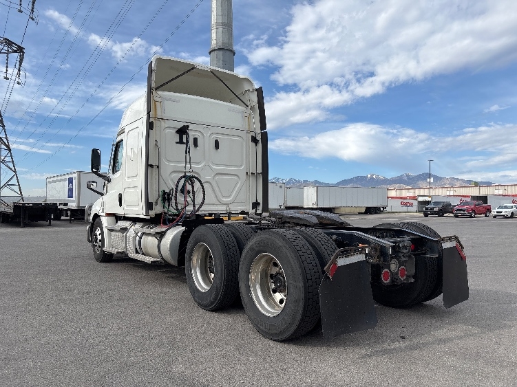 Used 2021 Freightliner Cascadia - photo 7