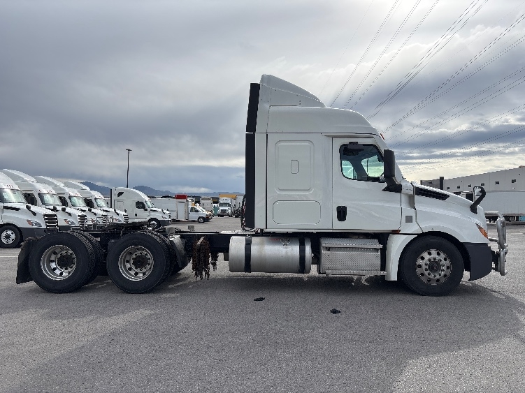 Used 2021 Freightliner Cascadia - photo 10