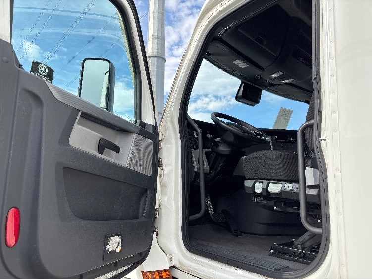 Used 2021 Freightliner Cascadia - photo 11
