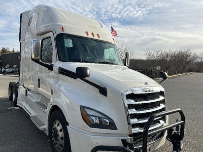 Used 2020 Freightliner Cascadia Detroit DD15AT Semi Truck with Sleeper Cab for sale #349338 - photo 1