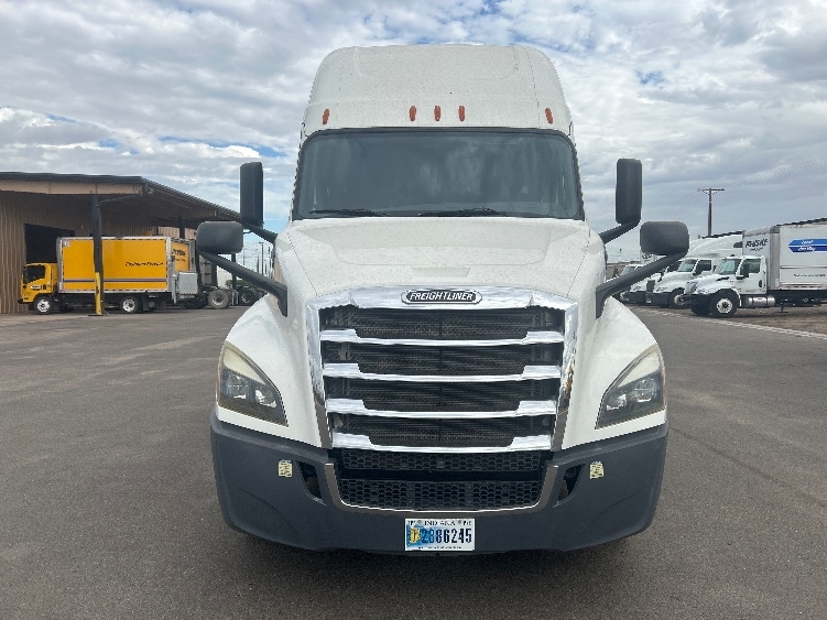 Used 2020 Freightliner Cascadia - photo 2