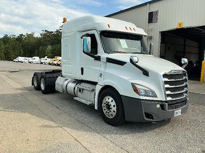 Used 2020 Freightliner Cascadia Detroit DD15AT Semi Truck with Sleeper Cab for sale #350015 - photo 1
