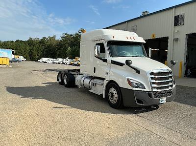 Used 2020 Freightliner Cascadia Detroit DD15AT Semi Truck with Sleeper Cab for sale #350018 - photo 1