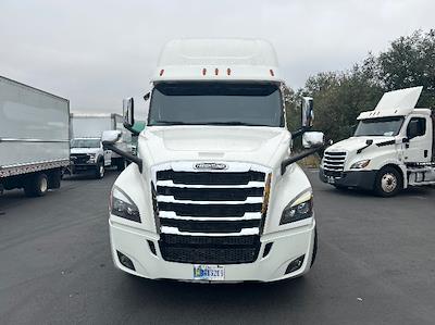 Used 2020 Freightliner Cascadia Detroit DD15AT Semi Truck with Sleeper Cab for sale #352006 - photo 2