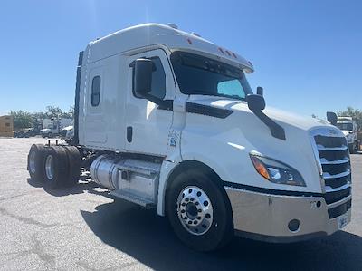 Used 2020 Freightliner Cascadia Detroit DD15TC Semi Truck with Sleeper Cab for sale #352260 - photo 1