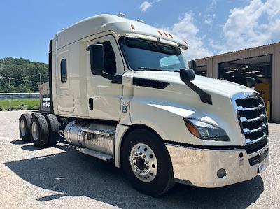 Used 2020 Freightliner Cascadia Detroit DD15AT Semi Truck with Sleeper Cab for sale #352265 - photo 1