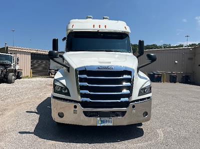 Used 2020 Freightliner Cascadia Detroit DD15AT Semi Truck with Sleeper Cab for sale #352265 - photo 2