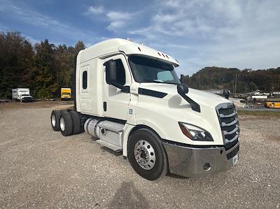 Used 2020 Freightliner Cascadia Detroit DD15AT Semi Truck with Sleeper Cab for sale #352268 - photo 1