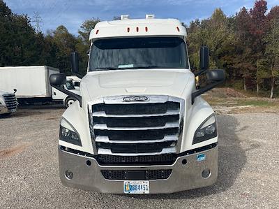 Used 2020 Freightliner Cascadia Detroit DD15AT Semi Truck with Sleeper Cab for sale #352268 - photo 2