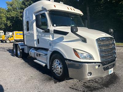 Used 2020 Freightliner Cascadia Detroit DD15AT Semi Truck with Sleeper Cab for sale #352271 - photo 1