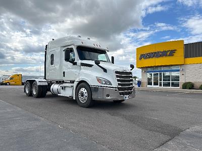 Used 2020 Freightliner Cascadia Detroit DD15AT Semi Truck with Sleeper Cab for sale #352275 - photo 1