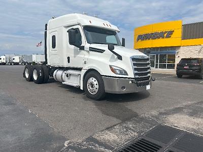 Used 2020 Freightliner Cascadia Detroit DD15AT Semi Truck with Sleeper Cab for sale #352277 - photo 1